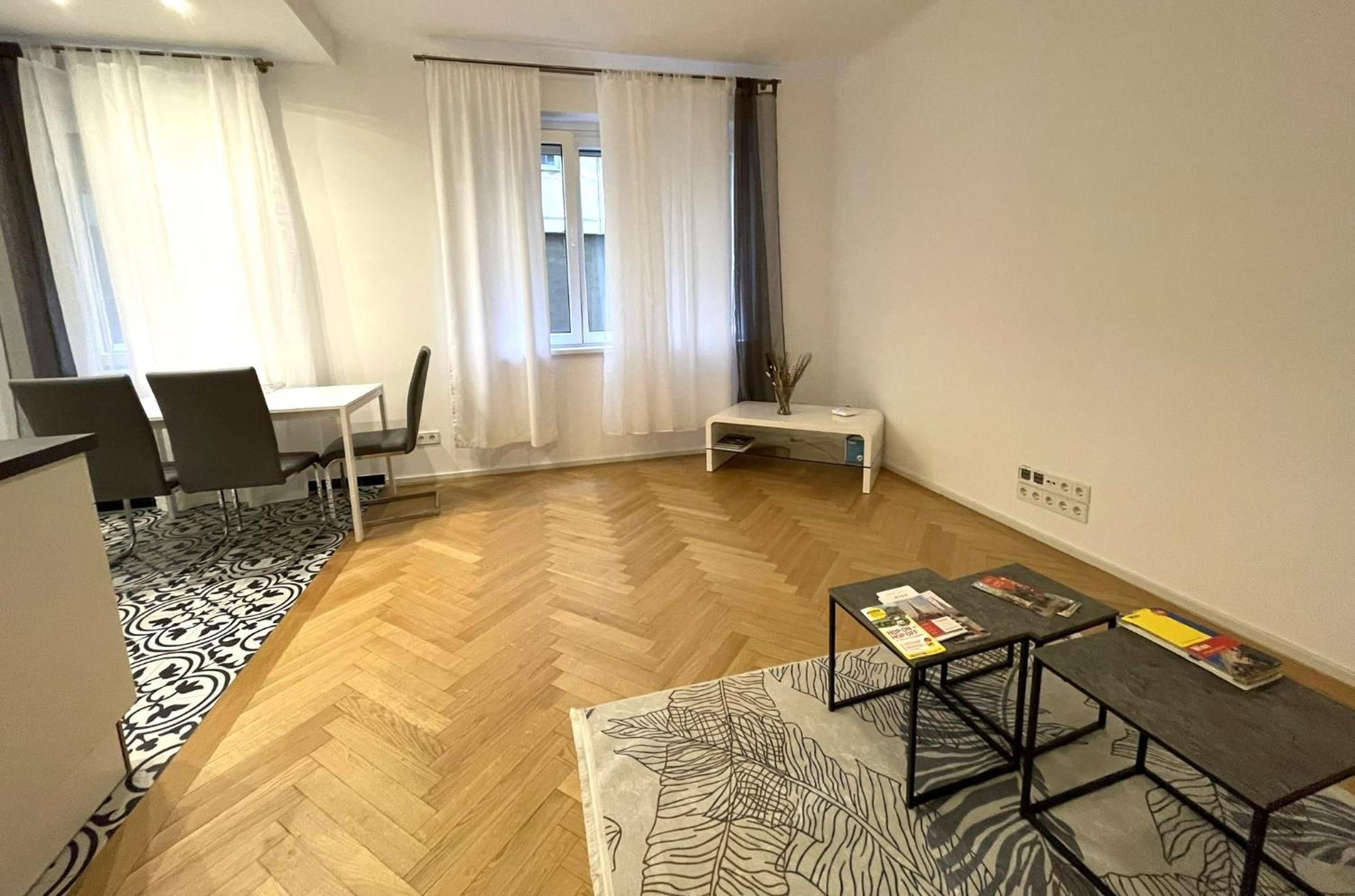Home Sweet Home - Stephansdom Wina Bagian luar foto